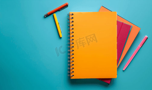 蓝色背景螺旋记事本上的学校笔记本在桌面教育上