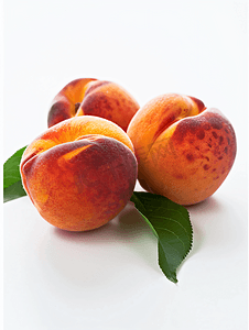 白色背景中多汁的成熟桃子