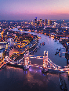 英国伦敦灯火通明的塔桥和天际线的鸟瞰图