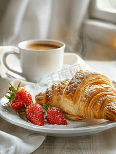 一卷卷摄影照片_很棒的早餐托盘上的羊角面包草莓和一杯咖啡的特写
