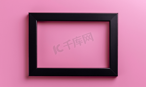 创意边框复古摄影照片_粉红色背景上带有空白的黑色相框