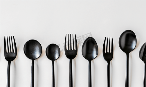 墨西哥白色背景上的黑色金属叉子和勺子