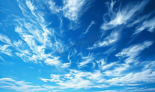 蓝色晴朗的天空与白色羽毛状云