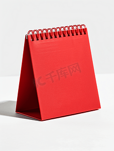 空白活页摄影照片_红色的空白桌面日历与孤立在白色背景