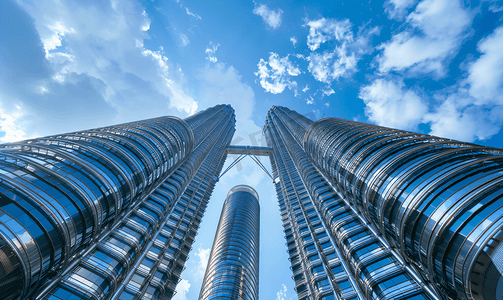 世界摄影照片_马来西亚吉隆坡现代钢铁和玻璃建筑的近距离观察