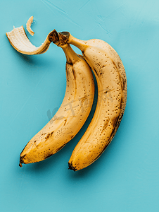 香蕉多摄影照片_板上去皮的老熟香蕉