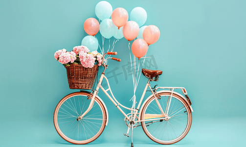 天青色气球摄影照片_夏季自行车篮子里有气球和鲜花的老式自行车图片