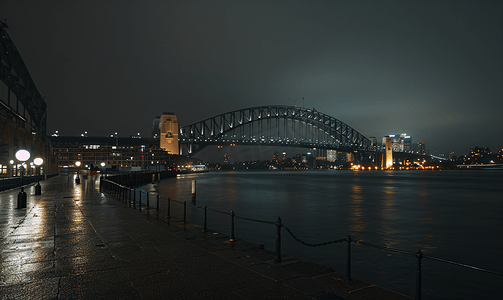 多云夜晚的悉尼海港大桥夜间摄影