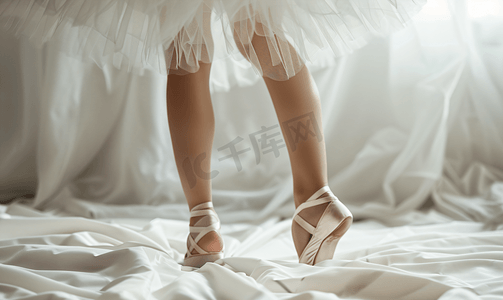 完美位置穿着白色芭蕾舞短裙和拖鞋的芭蕾舞演员腿特写