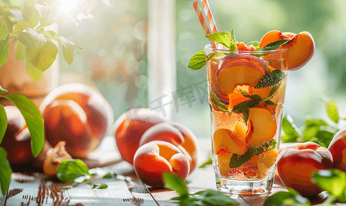 玻璃杯中的桃子果盘桌上放着吸管和水果夏季有机饮料