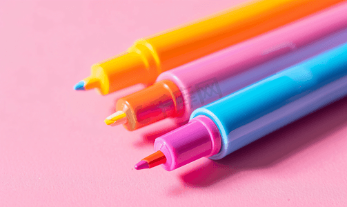 粉红色背景上的彩色记号笔创意氛围一支无盖记号笔