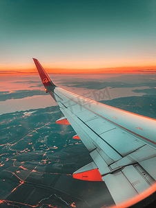 飞行窗口摄影照片_飞机机翼俯瞰巴尔干半岛上空的绝美日落