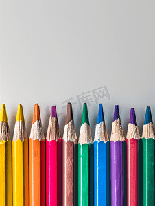 白色背景上的彩色蜡笔绘图配件艺术家工具