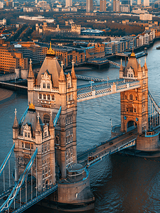 从泰晤士河南岸鸟瞰伦敦市中心的塔桥