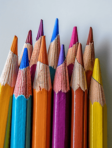 教育卡片摄影照片_彩色铅笔和记号笔并在纸背景上涂上颜料和副本