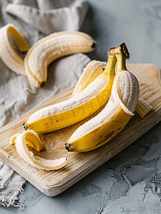 板上去皮的老熟香蕉