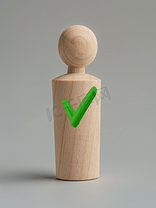 选举与投票概念带绿色复选标记的木像
