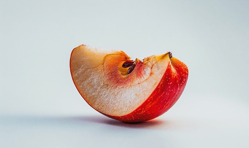 大雪山坚果摄影照片_一个大的红苹果切成楔形新鲜水果分离物