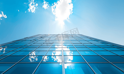 镜面建筑天空将反射在建筑物的玻璃上现代建筑