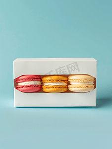 国画蓝色荷花摄影照片_蓝色背景白盒中的多彩多姿的法国通心粉饼干