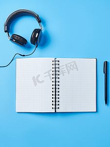 耳机打开笔记本音乐概念顶视图蓝色复制空间
