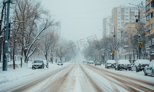 阴冬日积雪覆盖的城市道路