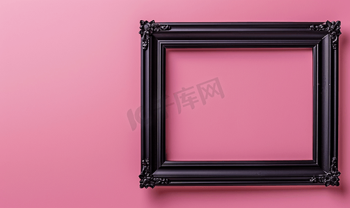 照片相框木质摄影照片_粉红色背景上带有空白的黑色相框