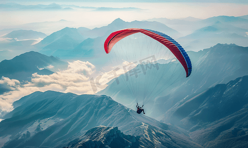 海滩伞摄影照片_山顶上空的滑翔伞极限运动降落伞飞行