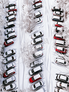 停车场上被雪覆盖的汽车的上方视图