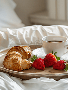咖啡室内摄影照片_很棒的早餐托盘上的羊角面包草莓和一杯咖啡的特写