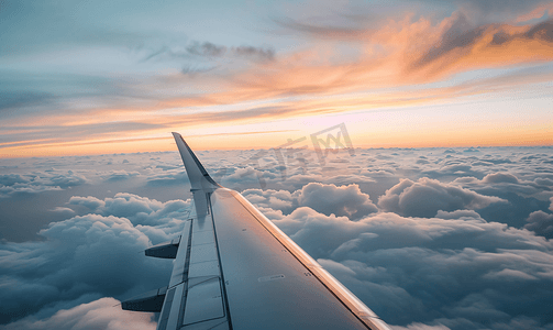 高处跌落摄影照片_日落时从飞机上看天空和云彩