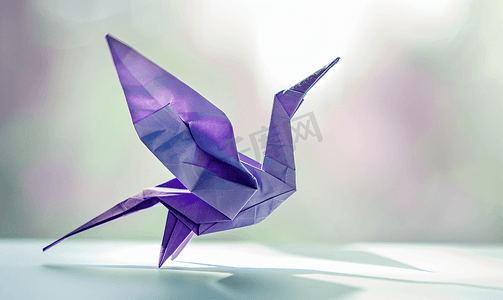 粉色折纸对话框摄影照片_紫色折纸鸟的特写