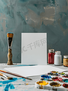 静物画有空白纸刷和水彩和水粉颜料罐