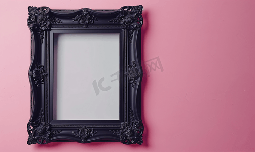 创意边框复古摄影照片_粉红色背景上带有空白的黑色相框