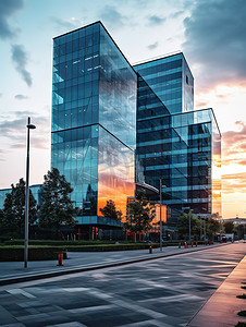 市中心的现代玻璃办公楼日落照片