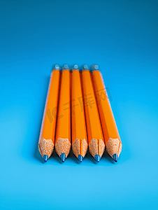 蓝色背景上带橡皮擦的橙色铅笔