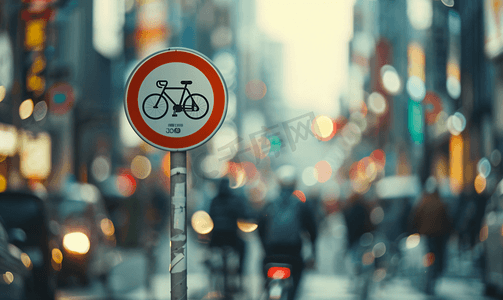 天空的街道背景摄影照片_拥挤的街道上印有自行车图片的路标允许骑自行车