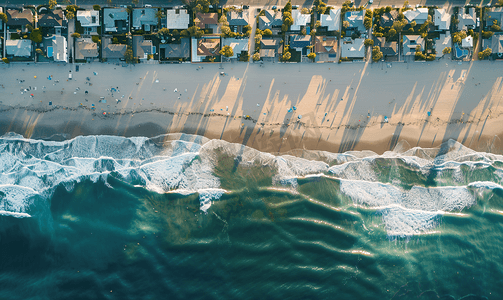 加州威尼斯海滩海岸线的鸟瞰图