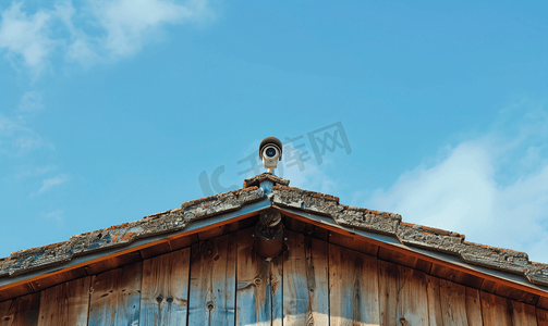 监控摄影照片_私人木屋屋顶上的监控摄像头