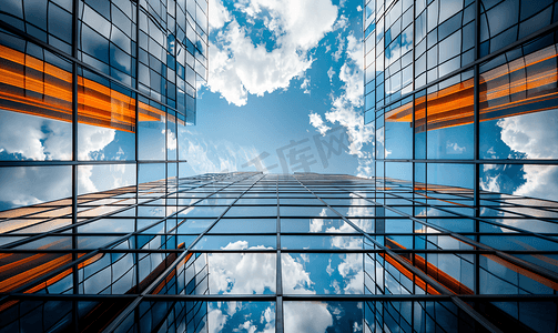 镜面建筑天空将反射在建筑物的玻璃上现代建筑