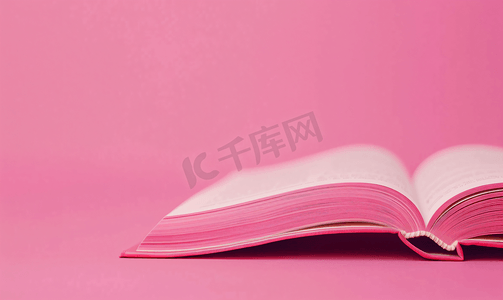打开书页特写粉红色背景回到学校教育概念