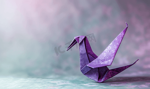 三折页蓝色模板摄影照片_紫色折纸鸟的特写