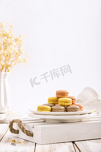 面包白色摄影照片_马卡龙法式糕点甜品白色背景