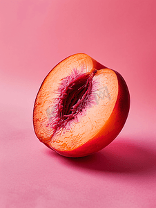 美味多汁摄影照片_一片多汁成熟的桃子上面有一块特写的石切水果