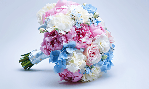 粉色牡丹、白色绣球花和浅蓝色花朵的婚礼花束