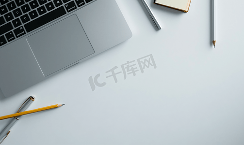 宣传单模板摄影照片_笔记本电脑简单铅笔灰色前面板的商业概念顶视图