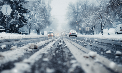 阴冬日积雪覆盖的城市道路