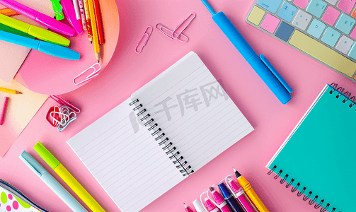 学校螺旋笔记本上贴有粉红色背景贴纸位于纸张顶部