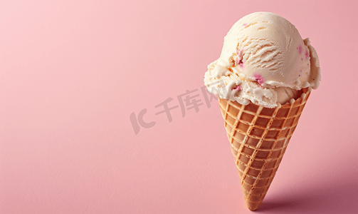 节能螺丝粉红色背景上华夫饼筒中的轻质冰淇淋