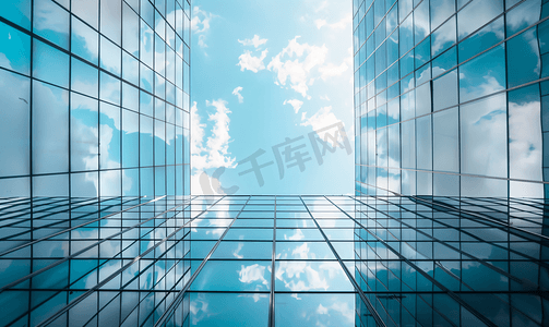 酒具和茶具建筑摄影照片_镜面建筑天空将反射在建筑物的玻璃上现代建筑
